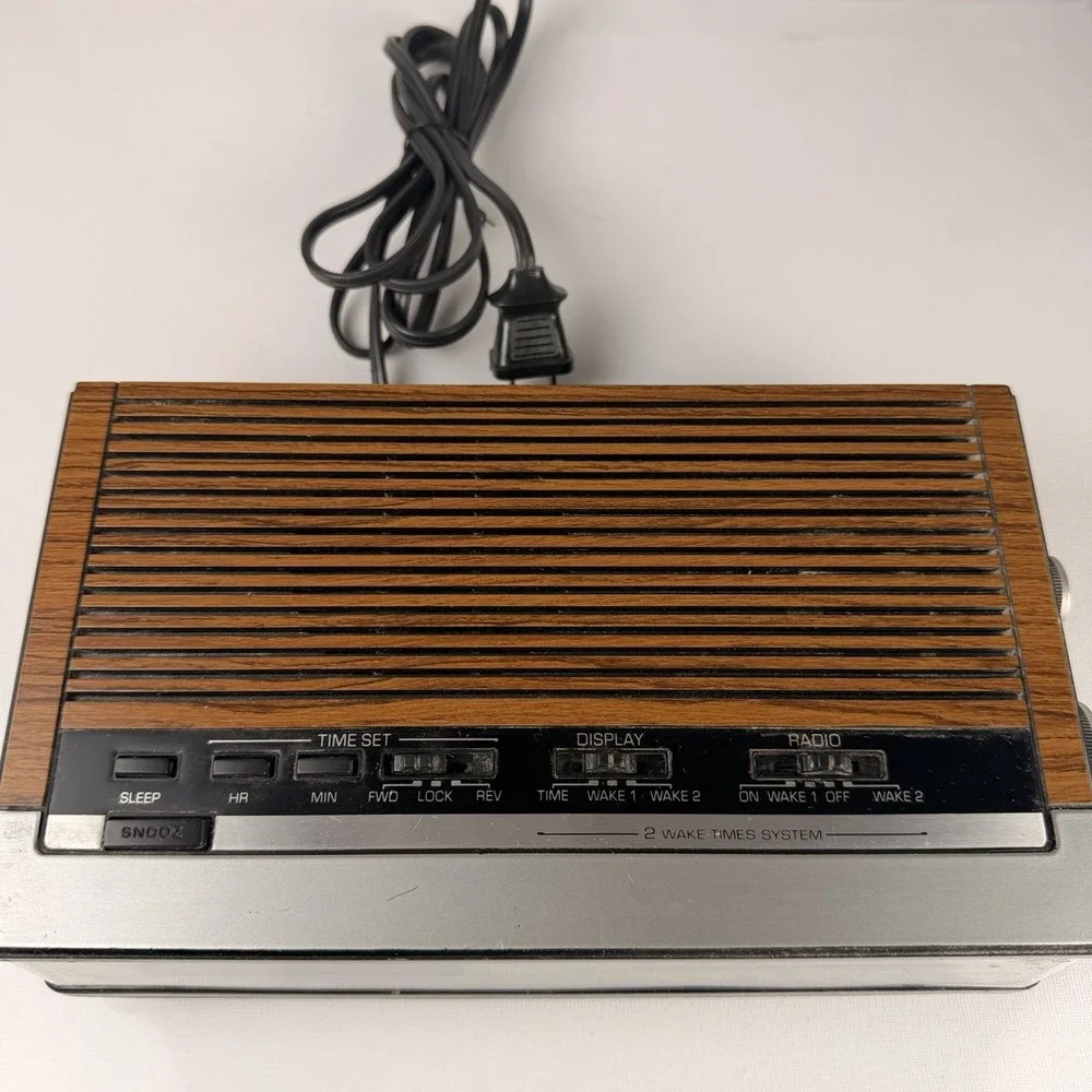Vintage General Electric Faux Woodgrain Digital Alarm Clock Radio 74675A WORKING